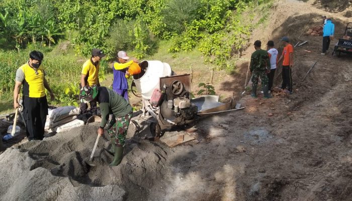 Karya Bakti, Anggota Kodim 0802/Ponorogo Ikut Gotong Royong Membuat Plesengan