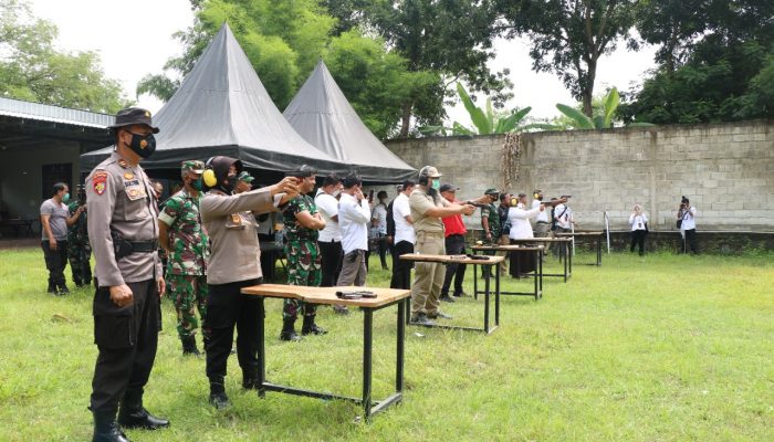 Polres Ponorogo Bersama Forkopimda Gelar Latihan Nembak Senjata Api