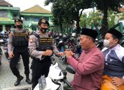 Pamor Keris, Polres Ponorogo Tegakkan Prokes Dan Bagikan Masker Kepada Warga