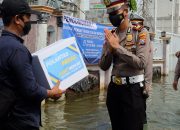 POLANTAS PEDULI, Gunakan Perahu Bagikan Sembako Kepada Warga Terdampak Dan Terisolir Akibat Banjir