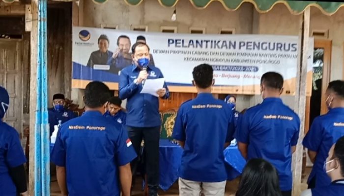 Ketua DPD Nasdem Ponorogo Drs H Ipong Muchlissoni Melantik Pengurus DPC dan DPRt Nasdem Se- Kecamatan Ngrayun