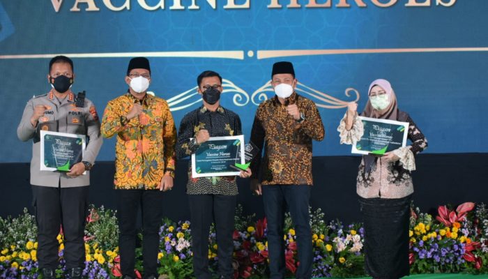 Peringatan Hari Jadi Kabupaten Sidoarjo ke-163, Kapolresta Sidoarjo Raih Vaccine Heroes