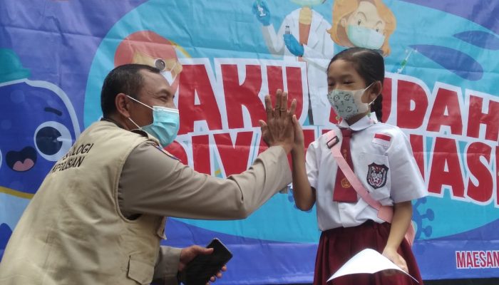 Dipangku dan Tos! Trauma Healing Vaksinasi dari Polisi ke Siswa SD di Bondowoso