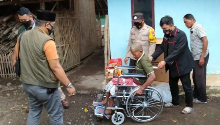 Bhabinkamtibmas Polres Situbondo dan Persatuan Advokat Indonesia Pasuruan Wujudkan Mimpi Kakek Parto Miliki Kursi Roda