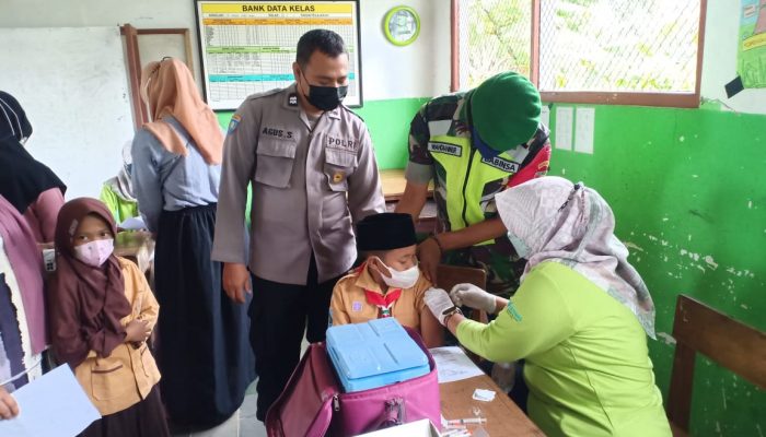 Kompak, Bhabinkamtibmas Dan Bhabinsa Monitoring Vaksinasi Anak di MI Nurul Hasan Ponorogo