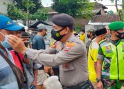 Tim Pamor Keris Bagikan Masker Gratis di Pasar Hewan Trenggalek