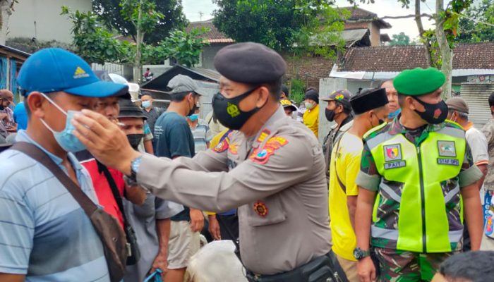 Tim Pamor Keris Bagikan Masker Gratis di Pasar Hewan Trenggalek