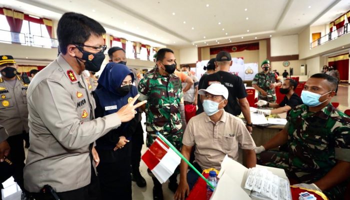 Dongkrak Persentase Vaksinasi, Kapolda Jatim Bersama Forkopimda Mojokerto Cek Vaksinasi Massal Serentak