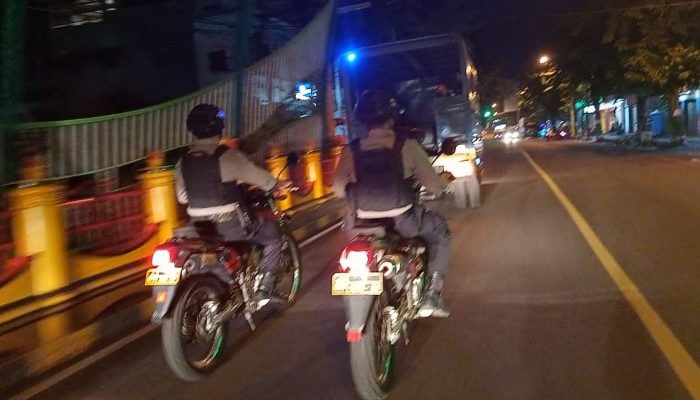 Pasukan Pamor Keris Polres Pamekasan Gencar Operasi Prokes ke Cafe dan Pertokoan, Tekan Penyebaran Covid-19