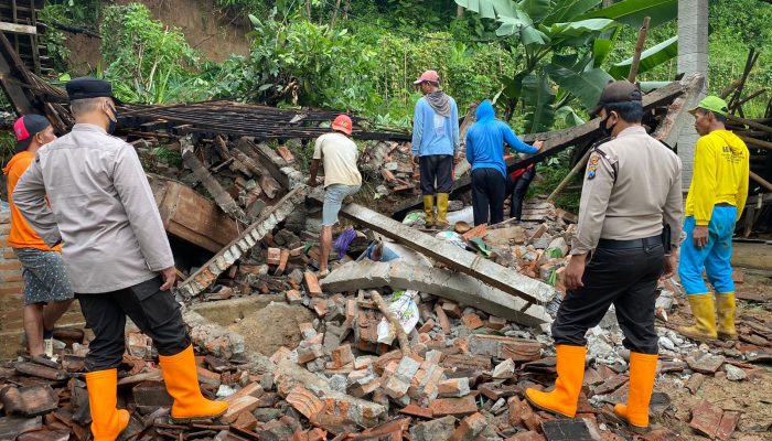 Hujan Deras di Sawoo Ponorogo, Sebuah Rumah Tersapu Tanah Longsor