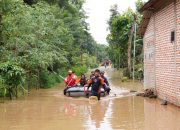 Tanggul Jebol Puluhan Rumah Terendam Air, Ratusan Warga ‘Terisolasi’