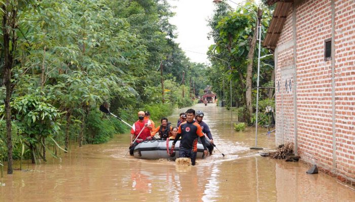 Tanggul Jebol Puluhan Rumah Terendam Air, Ratusan Warga ‘Terisolasi’