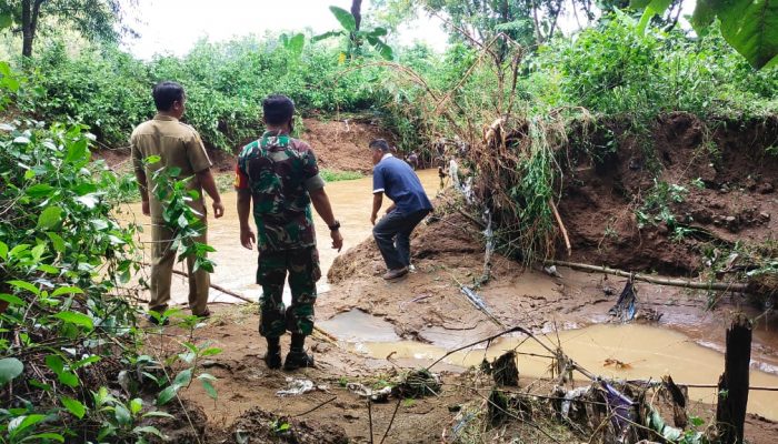 Babinsa Kodim 0802/Ponorogo Sigap Turun Ke Lokasi Bencana Banjir