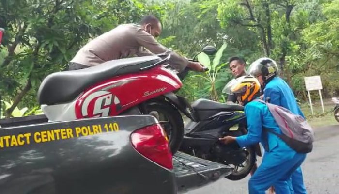 Air Meluap di Jalan Hayam Wuruk, Polsek Sukorejo Alihkan Arus Lalu Lintas