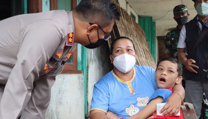 Polisi Peduli, Penyandang Disabilitas Terima Bantuan Kursi Roda dari Kapolres dan Ketua Bhayangkari Cabang Nganjuk