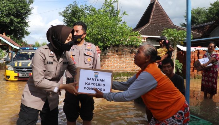 Peduli, Polres Ponorogo Salurkan Bantuan Kepada Korban Banjir Di Desa Ngampel Kecamatan Balong