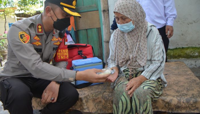 Kapolre Situbondo Door To Door Edukasi Lansia Untuk Di Vaksin