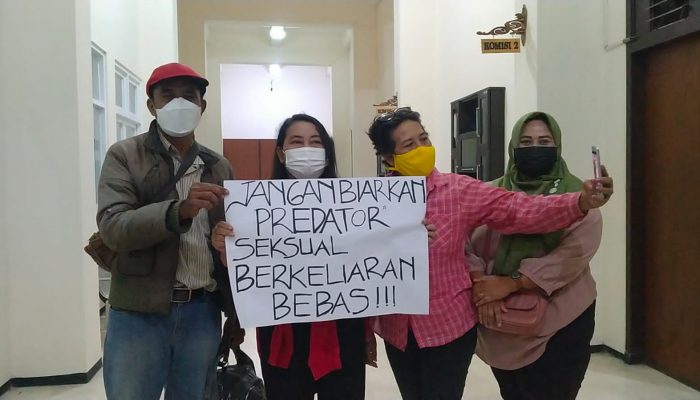 Puluhan Massa Yang Tergabung Dalam Aliansi Relawan Perempuan dan Anak, Geruduk Kantor DPRD Kabupaten Kediri