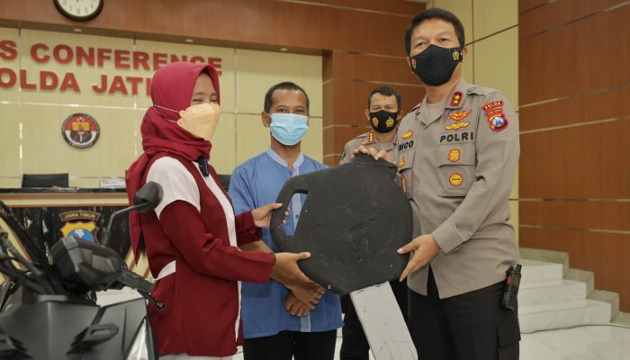 Kapolda Jawa Timur Kembalikan Motor Milik Wanita Ojol Korban Curanmor