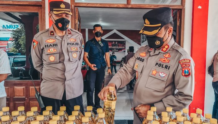 Lakukan Cara Unik, Polres Blitar Kota Ajak Warga Ikut Vaksin Berhadiah Minyak Goreng