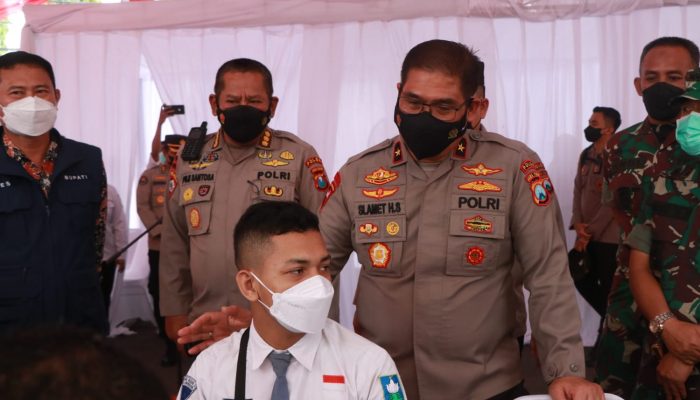 Wakapolda Jatim Cek Vaksinasi Serentak di Lamongan