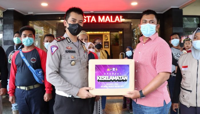 Relawan Kota Malang Dapat Kado Helm Pada Operasi Keselamatan Semeru 2022