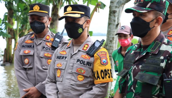 Hadir di Tengah Masyarakat Terdampak Banjir, Polres Jember Tanggap Bencana