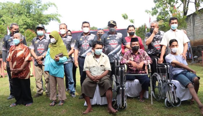 Kapolres Nganjuk Bagi Sembako dan Kursi Roda Saat Resmikan Program Wayahe Lapor Kapolres