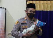 Kapolres Bondowoso Beri Bantuan Perlengkapan Bayi Yang Baru Ditemukan