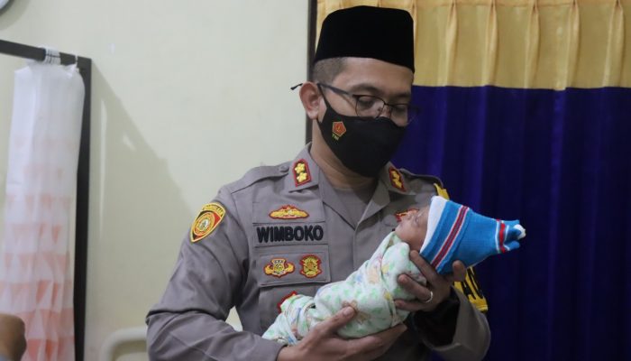 Kapolres Bondowoso Beri Bantuan Perlengkapan Bayi Yang Baru Ditemukan