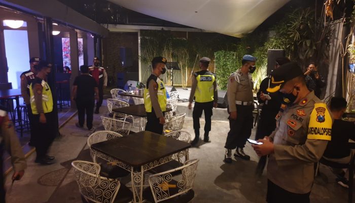 Ingatkan Prokes Tim Pamor Keris Gabungan Polresta Malang Kota Datangi Tempat Hiburan Malam dan Café