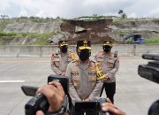 Kapolda Jatim Mengecek Lokasi Tanah Longsor di Tol Pandaan – Malang