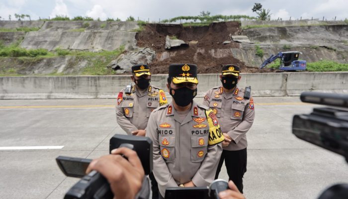 Kapolda Jatim Mengecek Lokasi Tanah Longsor di Tol Pandaan – Malang