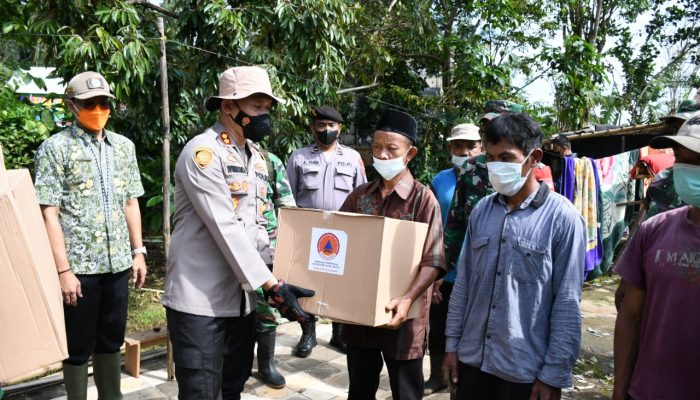 Tanggap Bencana, Kapolres Bondowoso Beri Bantuan Korban Puting Beliung