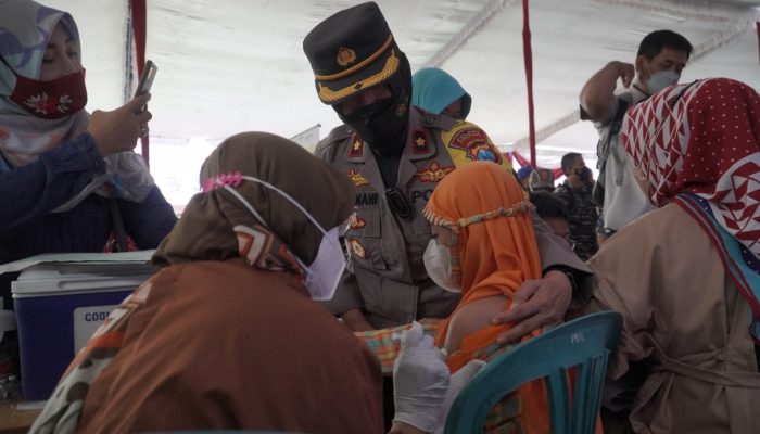 Wakapolres Ponorogo Damping Kunker Pangkoarmada II Surabaya Tinjau Vaksinasi di SD Qurota A’yun