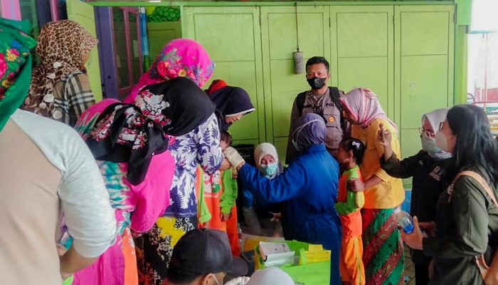 Polres Probolinggo Kota Gelar Vaksinasi Covid dan Tetanus Difteri Bagi Pelajar SD di Gili Ketapang