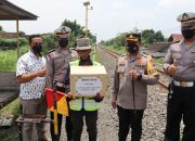 Polres Blitar Kota Peduli Supeltas Penjaga Perlintasan Kereta Api Tanpa Palang Pintu