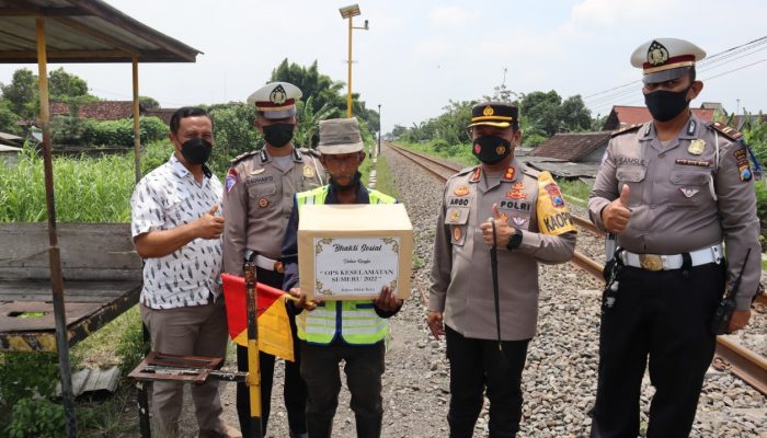 Polres Blitar Kota Peduli Supeltas Penjaga Perlintasan Kereta Api Tanpa Palang Pintu