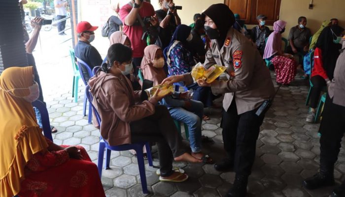 Dari Berbagi Sembako Hingga Gendong Lansia, Kontribusi Polres Ngawi Ingin Mengakhiri Pandemi