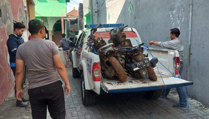 PJR Polda Jatim Evakusi Motor Mahasiswa UNESA Korban Banjir dan Tanah Longsor di Malang