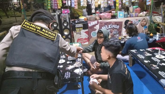 Sasar Warung Angkringan, Pamor Keris Polres Ponorogo Edukasi Prokes Dan Bagi Masker Cegah Covid-19