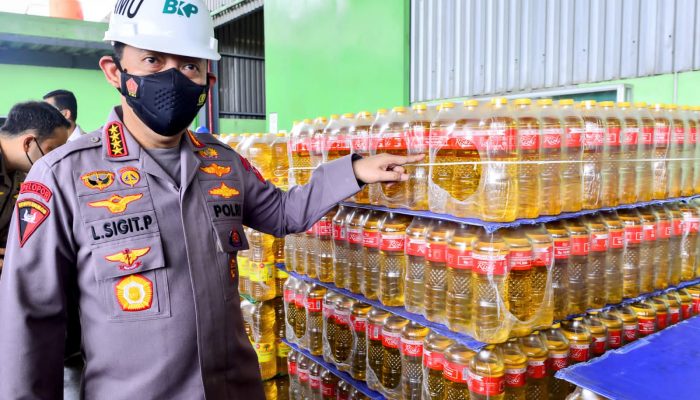 Kapolri Pastikan Awasi Alur Distribusi dan Harga Minyak Goreng di Pasar