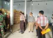 Petugas Gabungan di Kediri Temukan Ribuan Liter Minyak Goreng Tersimpan di Gudang Distributor PT. Surya Mandiri.