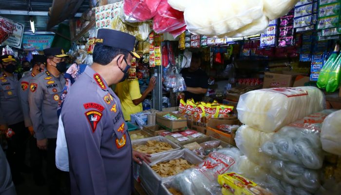 Kapolri Turun Langsung ke Pasar Pastikan Stok Minyak Goreng Untuk Warga Aman