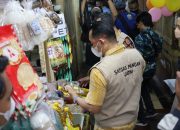 Satgas Pangan Polda Jatim Memantau Ketersediaan Minyak Goreng Curah/Kemasan di Pasar Wonokromo