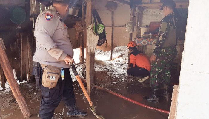 Polresta Banyuwangi dan Stake Holder Gerak Cepat Bantu Warga Terdampak Banjir