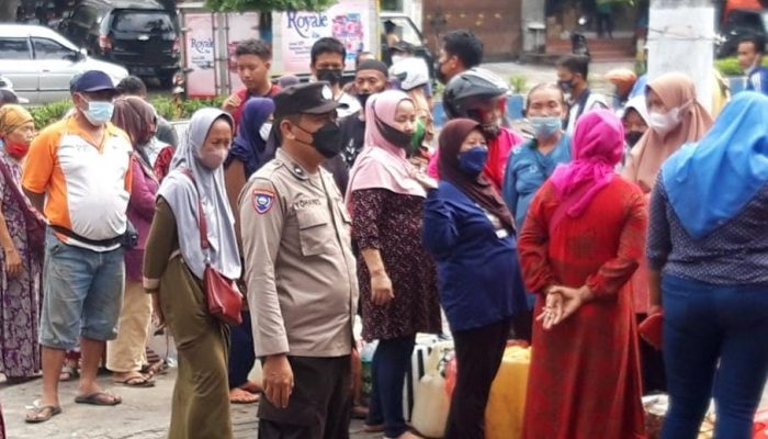 Polsek Ponorogo Tertibkan Masyarakat Yang Antri Minyak Goreng Di Toko Sabar Jaya