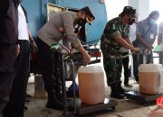 Kapolres Bojonegoro Bersama Dandim Pantau Pendistribusian 10 Ribu Liter Migor