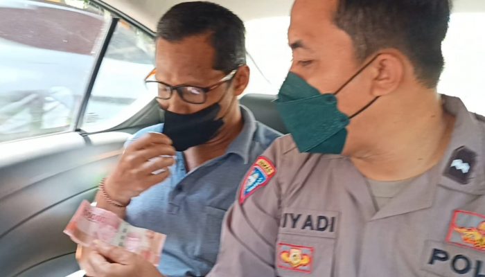 Layani Sepenuh Hati,Bhabinkamtibmas di Gresik Jemput Warga Yang Sakit Ambil BTPKLWN