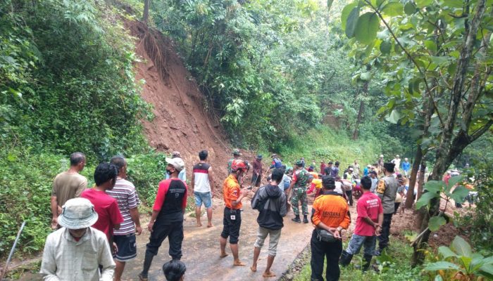 Tanggap Bencana, Polres Madiun Bantu Masyarakat Terdampak Tanah Longsor